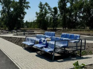 Виктор Гуснай проверил ход благоустройства стадиона в хуторе Апаринском