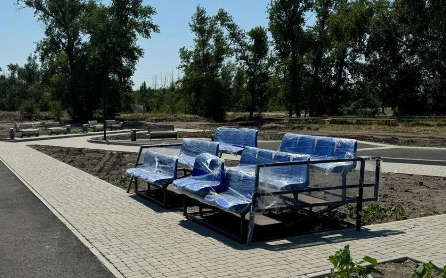 Виктор Гуснай проверил ход благоустройства стадиона в хуторе Апаринском
