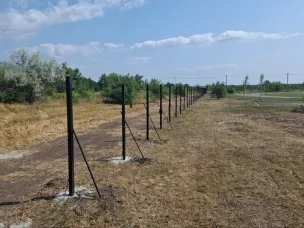 В хуторе Апаринском начались работы по установке ограждения стадиона