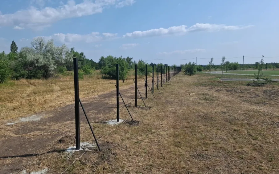 В хуторе Апаринском начались работы по установке ограждения стадиона