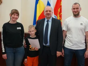 Виктор Гуснай вручил жилищные сертификаты молодым семьям