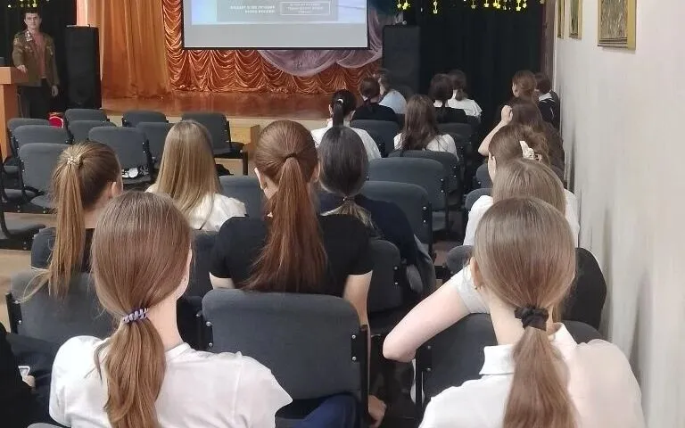 Школьники примерили будущие специальности: как прошла ярмарка профессий в Усть-Донецком