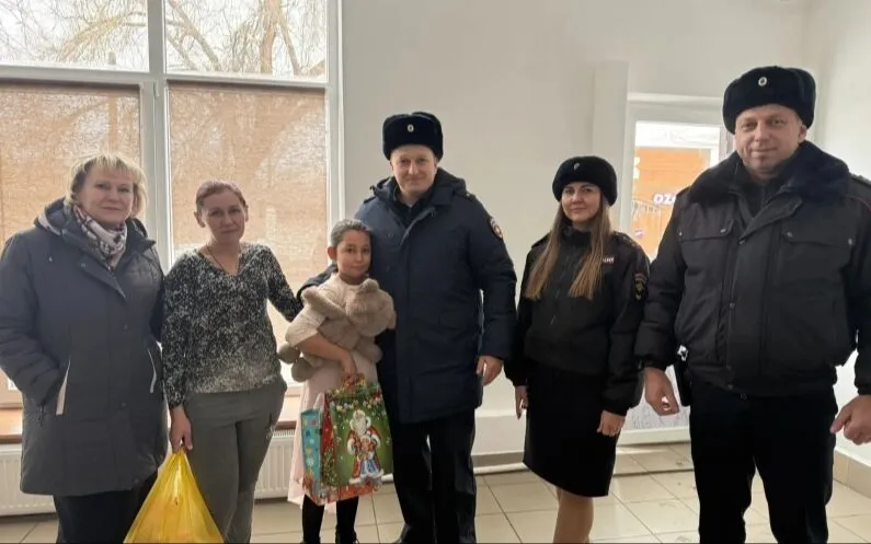 Полицейские Усть-Донецка исполнили новогоднее желание ученицы 4 класса