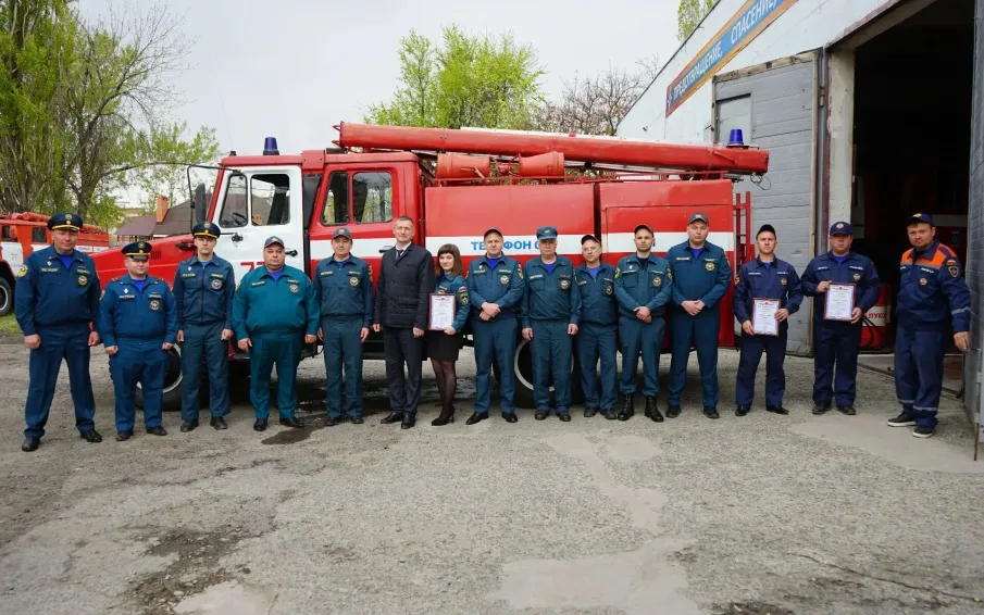 Усть-Донецкие пожарные приняли поздравления с профессиональным праздником