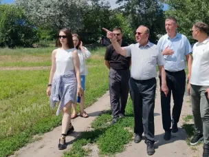 Виктор Гуснай обсудил благоустройство набережной в станице Раздорской с проектировщиками