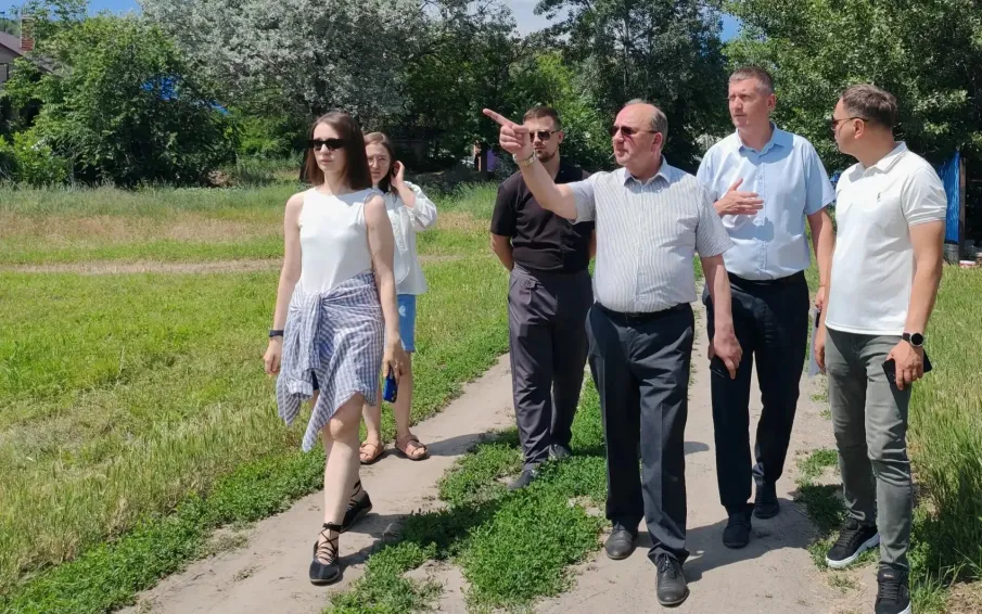 Виктор Гуснай обсудил благоустройство набережной в станице Раздорской с проектировщиками