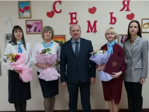 Глава Администрации Усть-Донецкого района поздравил работников органа ЗАГС с Юбилеем!