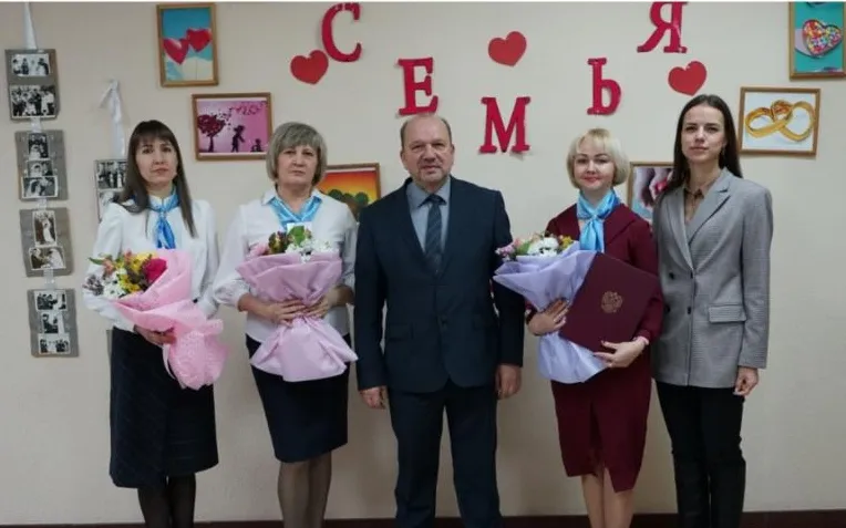 Глава Администрации Усть-Донецкого района поздравил работников органа ЗАГС с Юбилеем!