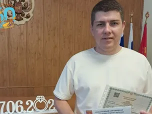 Родителей юбилейного малыша поздравили с рождением ребенка