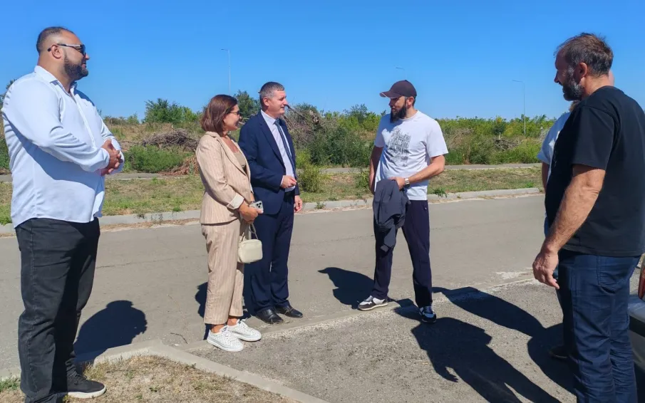 В хуторе Апаринском проверили ход строительства жилья для работников предприятий