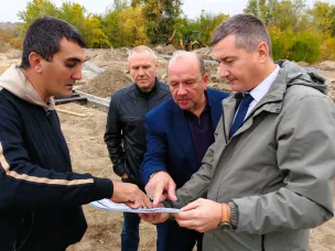 Виктор Гуснай оценил ход благоустройства набережной в Усть-Донецком
