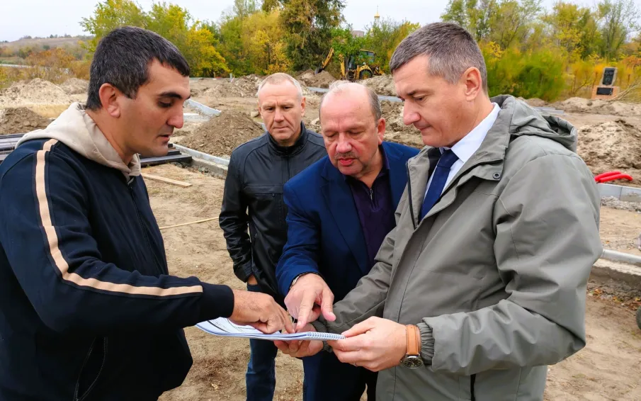 Виктор Гуснай оценил ход благоустройства набережной в Усть-Донецком