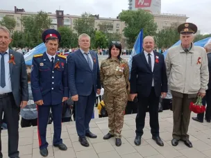 Делегация Усть-Донецкого района приняла участие в возложении гирлянды Славы и цветов к памятнику-стеле «Воинам-освободителям»