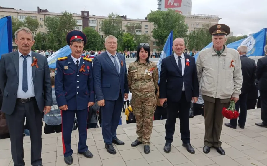 Делегация Усть-Донецкого района приняла участие в возложении гирлянды Славы и цветов к памятнику-стеле «Воинам-освободителям»