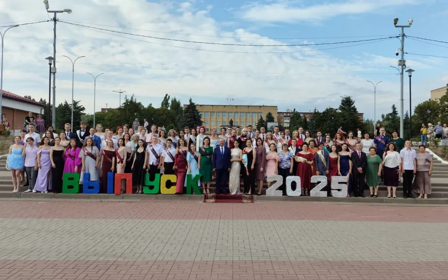 В Усть-Донецком прошел районный бал выпускников