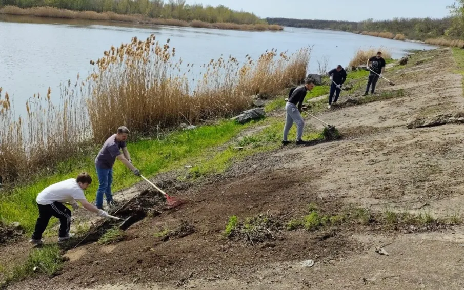 В Усть-Донецком районе прошел День древонасаждения и субботник