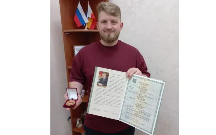 В день 86-летия Ростовской области в отделе ЗАГС вручали свидетельство о рождении молодым родителям