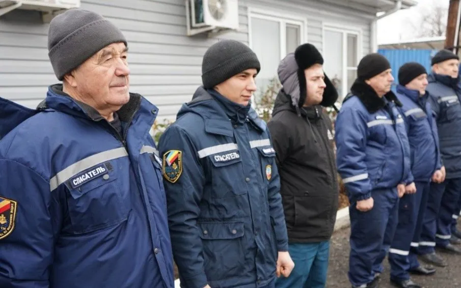 Виктор Гуснай поздравил и наградил работников служб спасения