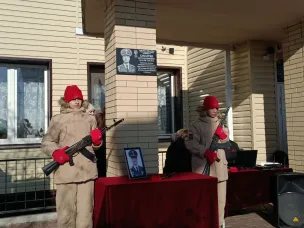 В Апаринской школе открыли мемориальную доску в честь погибшего героя СВО