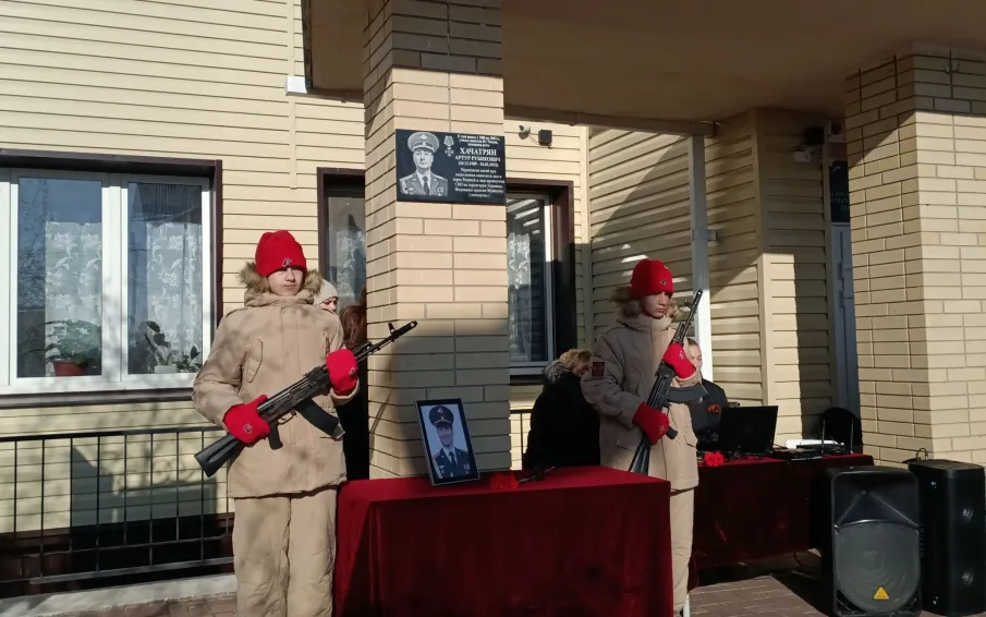 В Апаринской школе открыли мемориальную доску в честь погибшего героя СВО