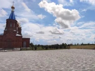 Продолжаются работы по благоустройству территории сквера, прилегающего к церкви Иоанна Богослова в хуторе Мостовом