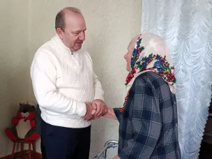 Виктор Гуснай вручил медаль Ветерану в день освобождения хутора Апаринского