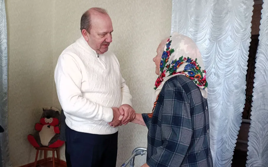 Виктор Гуснай вручил медаль Ветерану в день освобождения хутора Апаринского