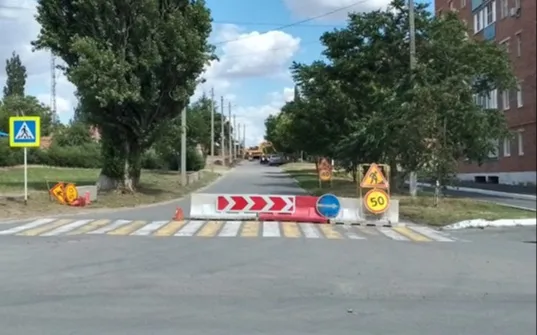 В Усть-Донецком ведутся работы по ремонту автомобильной дороги