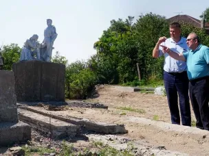 Идут работы по благоустройству братской могилы воинов ВОВ