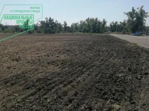 В хуторе Апаринском приступили к монтажу автополива и посева газона на спортивном поле