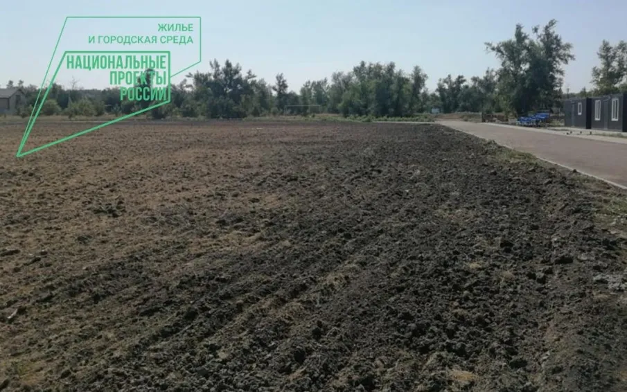 В хуторе Апаринском приступили к монтажу автополива и посева газона на спортивном поле