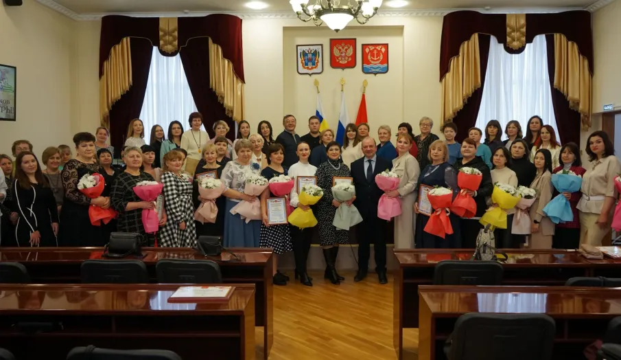 Виктор Гуснай поздравил и наградил культработников района