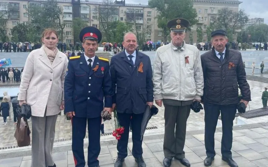 Устьдончане приняли участие в возложении гирлянды Славы к мемориалу воинам-освободителям
